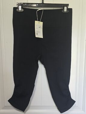 HALARA Black Capri Leggings with Wide Waistband